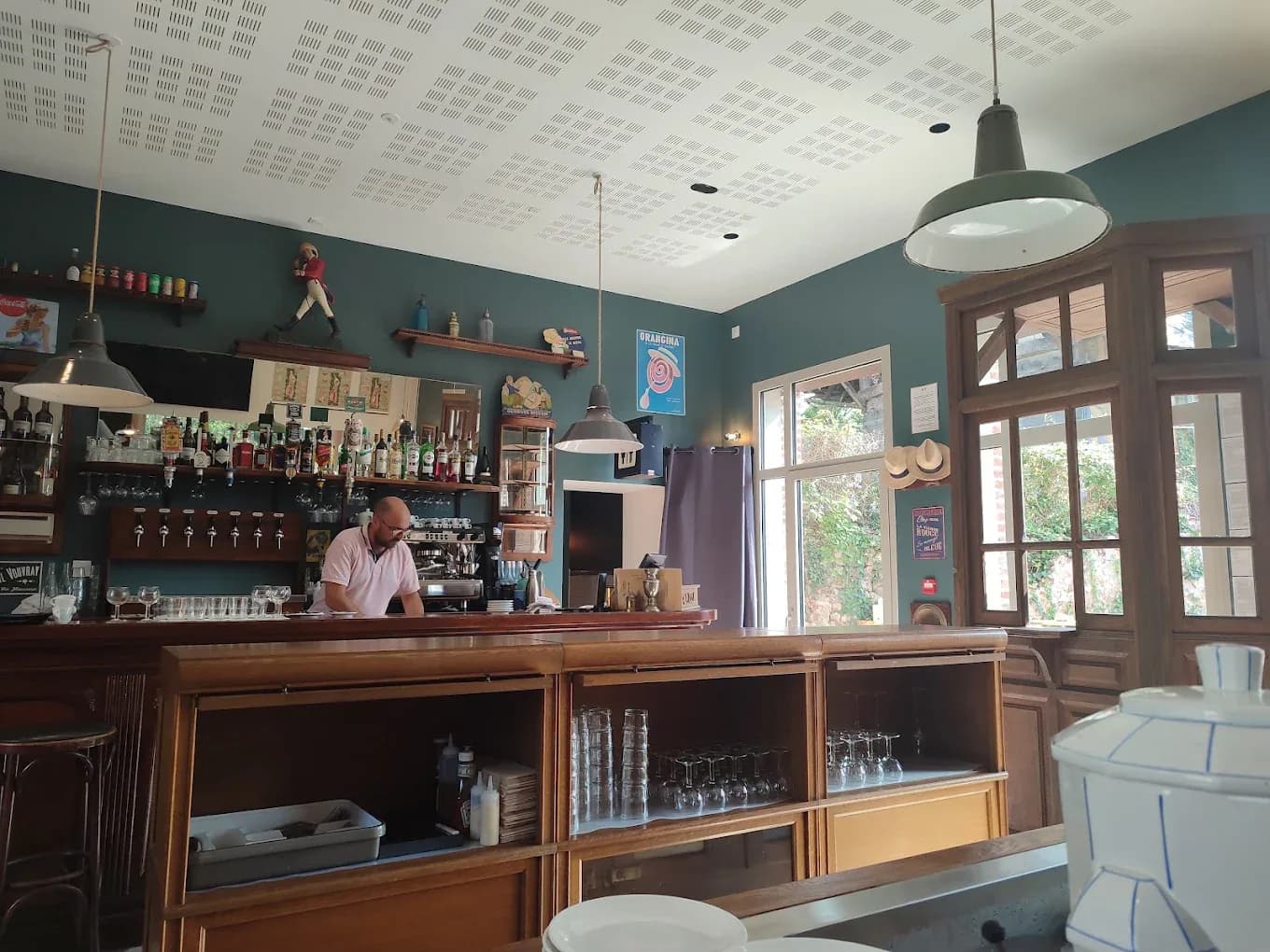 Le comptoir d'antan de La Cantine des Fanfarons et ses bouteilles