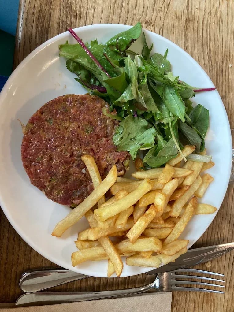 Tartare de bœuf — coupé au couteau · frites maison