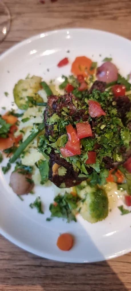 Viande grillée — légumes du moment · herbes fraîches