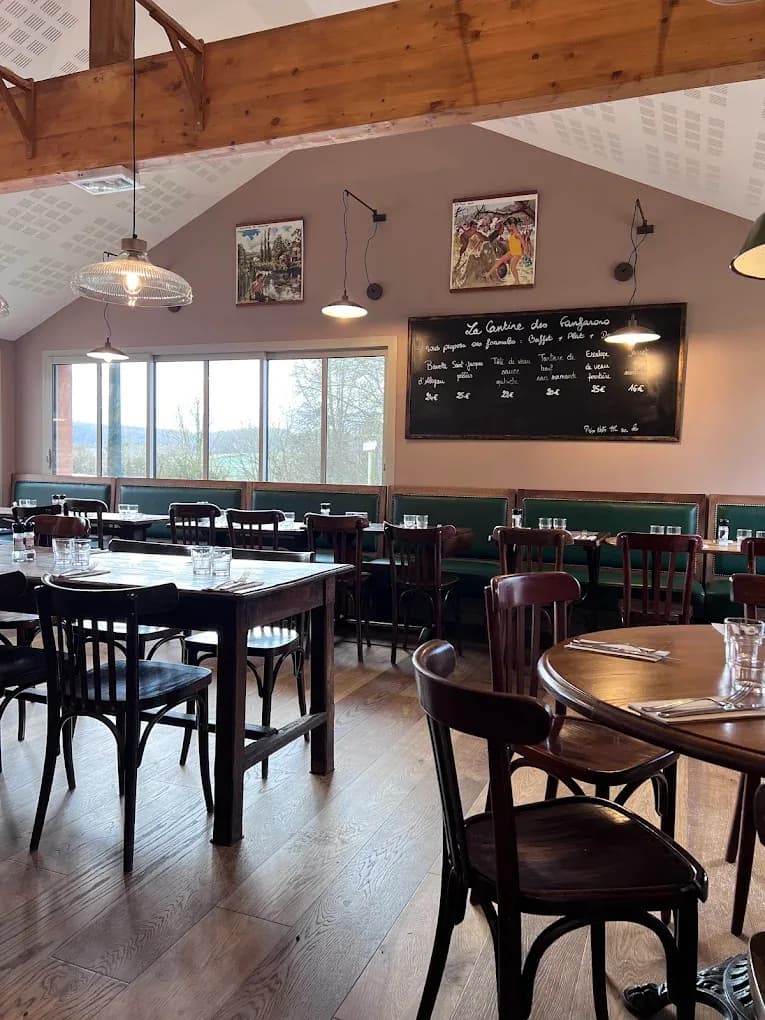 La salle chaleureuse de La Cantine des Fanfarons, ses banquettes et son ardoise