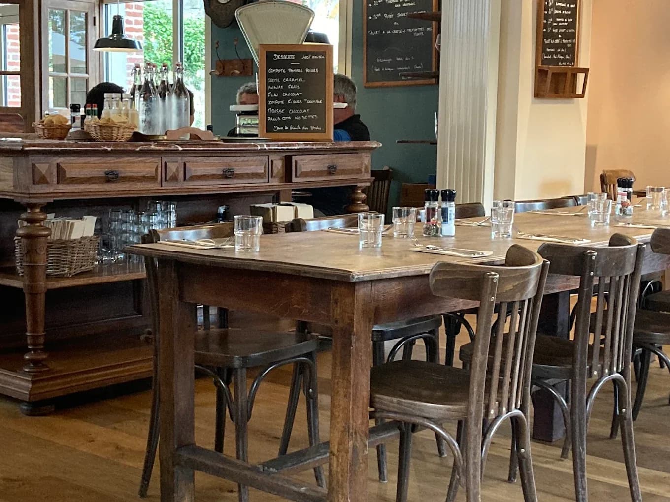 Tables en bois et meuble buffet ancien de La Cantine des Fanfarons